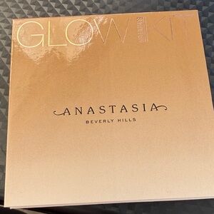 Anastasia Beverly Hills Glow Kit in Gold and Tan
